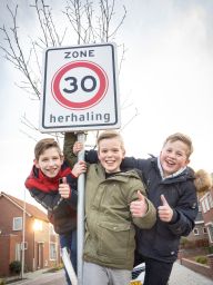 08jg38 Kits Matthijs Agteresch met vrienden verkeersbord