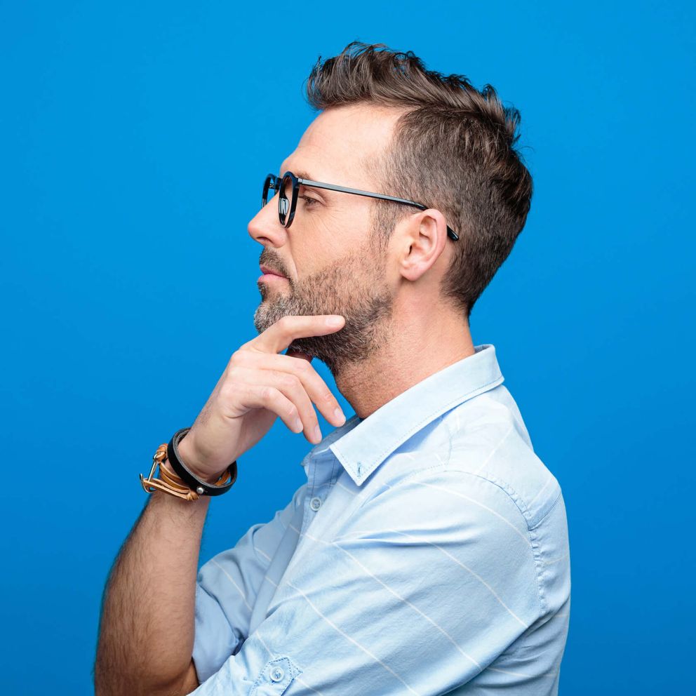 man denken blauw