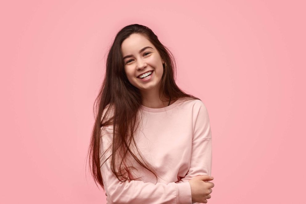 meisje lachend roze