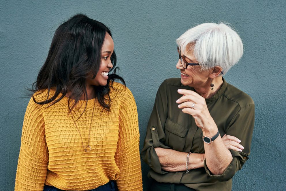 twee lachende vrouwen