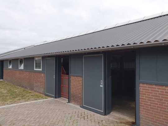 Renovatie stal met nieuwe doorgang