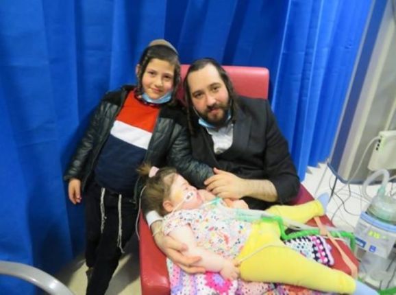 Avraham Fixsler met Alta en zoon