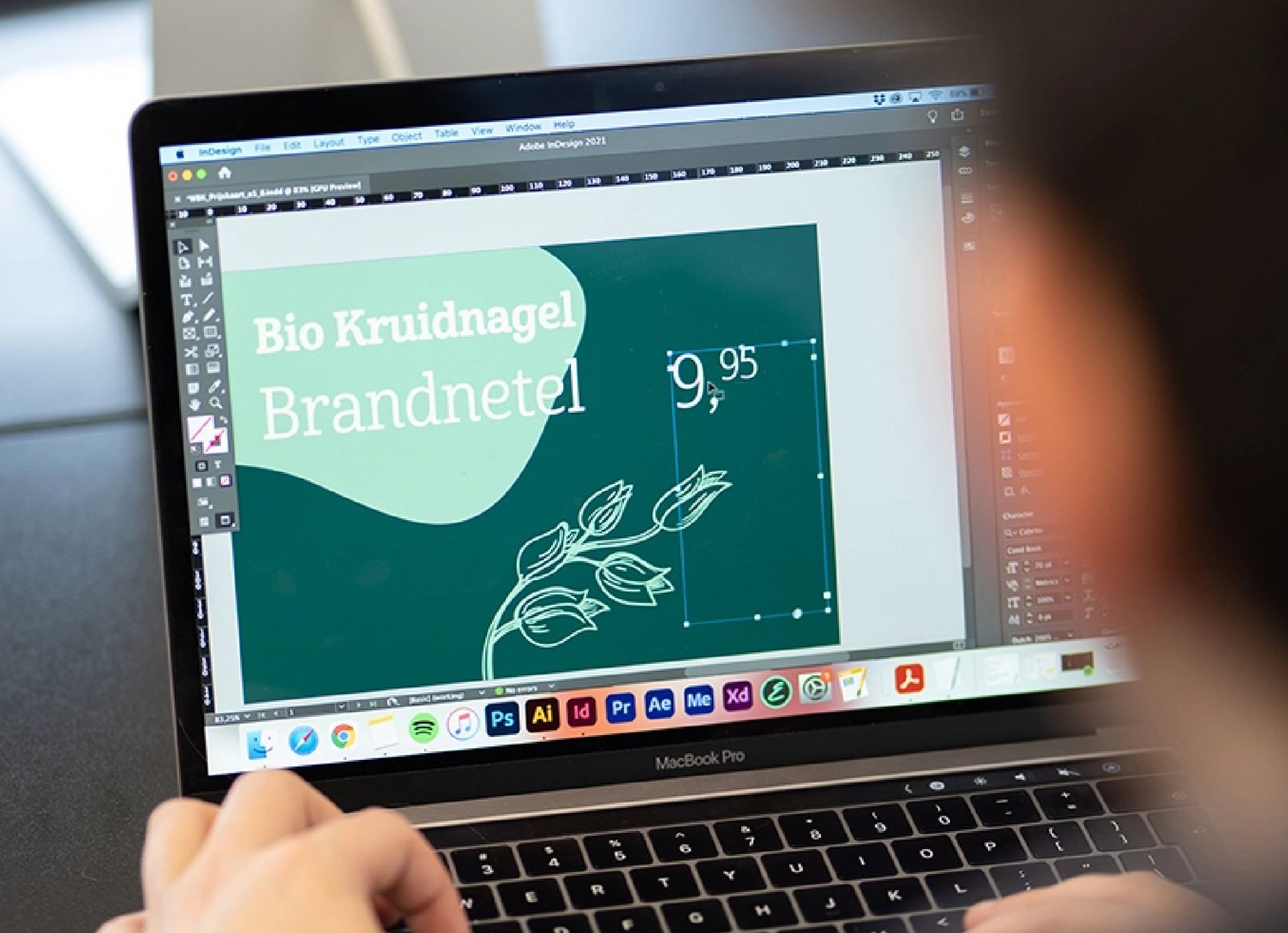 Computer scherm met programma InDesign actief