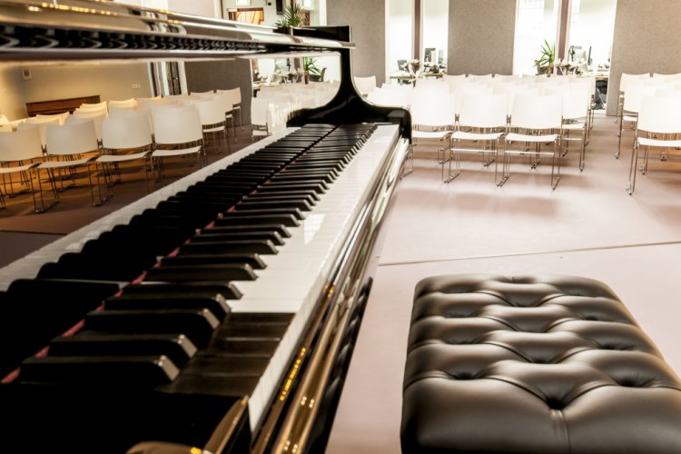 176104 Edesche Concertzaal zicht vanaf pianoklavier