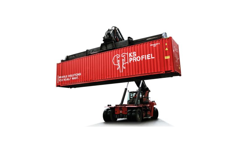 KS Container wordt vastgehouden door rode heftruuk