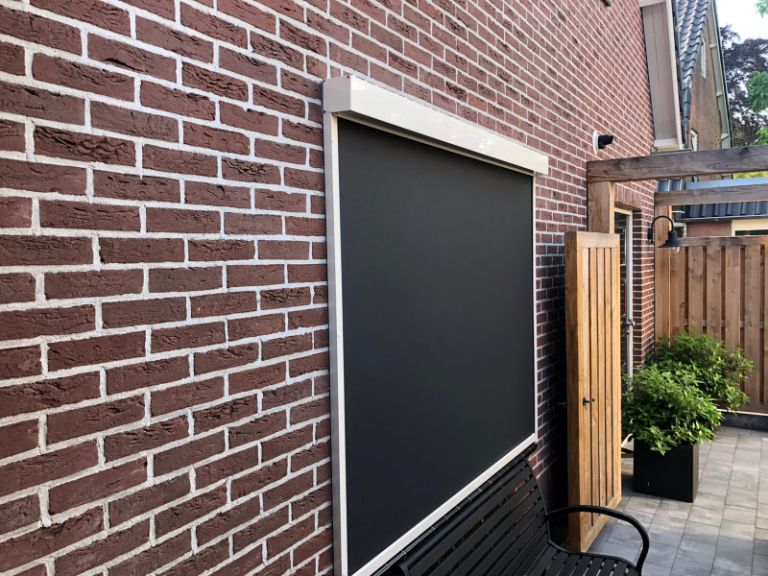 Screen met solar motor