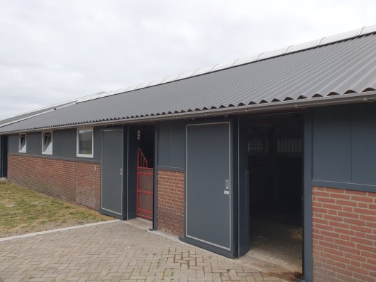 Renovatie stal met nieuwe doorgang