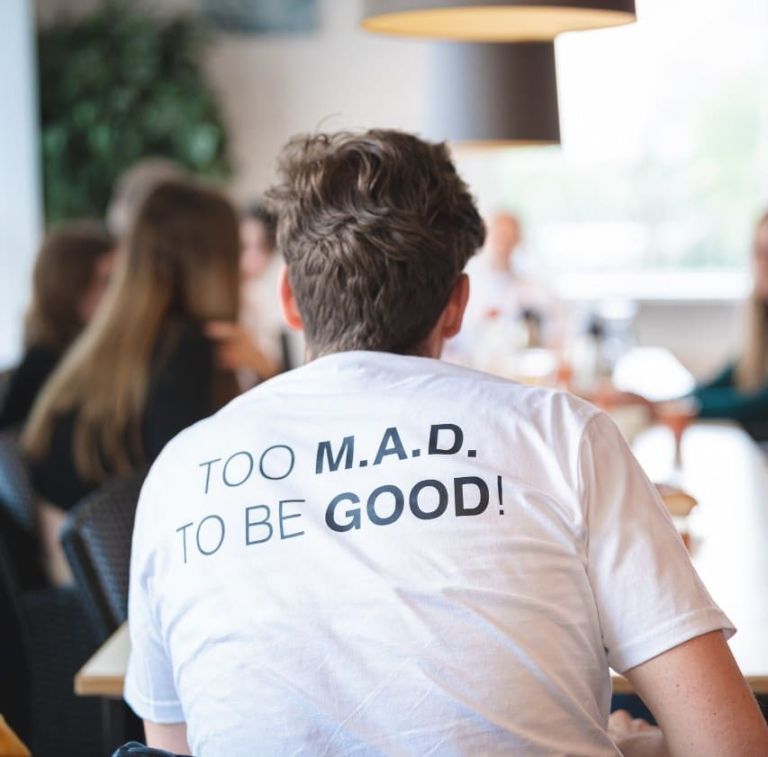 TijdVoorActie en Niels Verdouw met Jongeren vrijwilligersnetwerk M.A.D. Waddinxveen met Too MAD to be Good Too MAD to be Good is de slogan van M.A.D. Waddinxveen