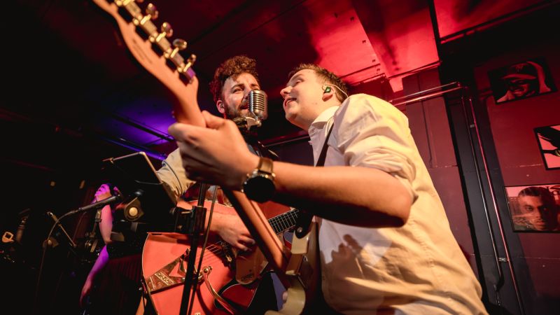 Full band - De band gaat niet naar huis voordat jij op de dansvloer staat Full band - De band gaat niet naar huis voordat jij op de dansvloer staat