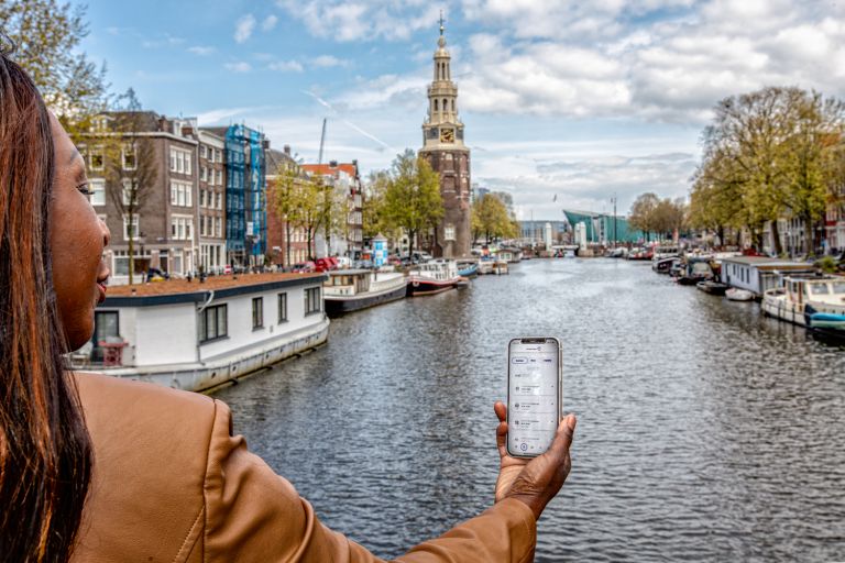 vrouw-met-app-voor-zorgverleners-amsterdam-grachten