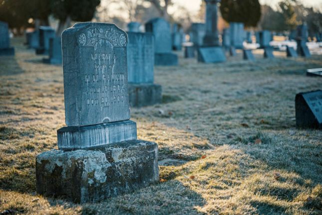 Waarom plaatsen we gedenkstenen op graven en monumenten