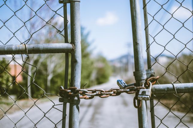 cyclone-fence-in-shallow-photography-951408