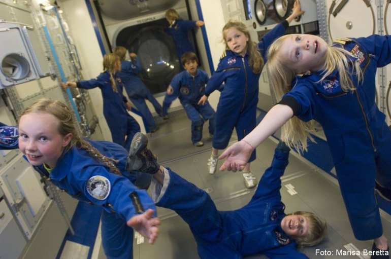 Kinderen zweven aan boord van het International Space Station met naam